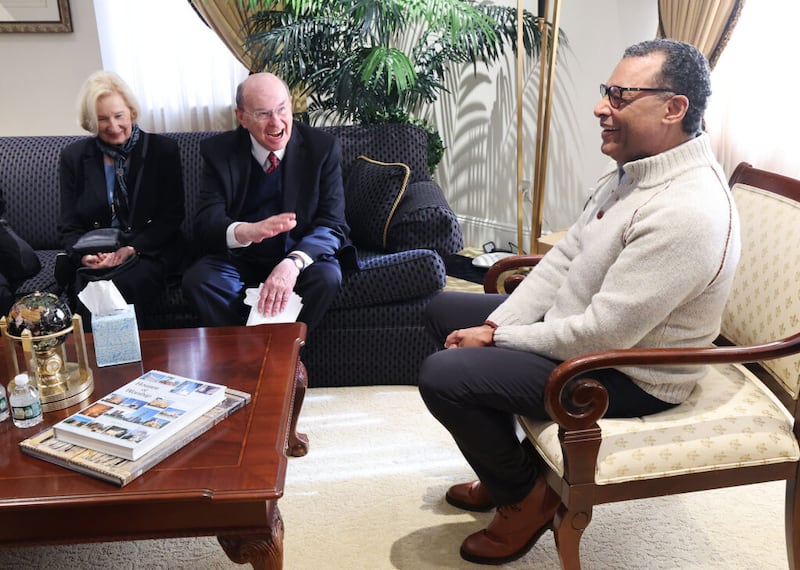Élder Quentin L. Cook, ao centro, do Quórum dos Doze Apóstolos de A Igreja de Jesus Cristo dos Santos dos Últimos Dias, e sua esposa, irmã Mary G. Cook, encontram-se com o Rev. A. R. Bernard no Christian Cultural Center no Brooklyn, Nova York, na sexta-feira, 4 de março de 2022. A Igreja de Jesus Cristo dos Santos dos Últimos Dias doou um caminhão cheio de alimentos.