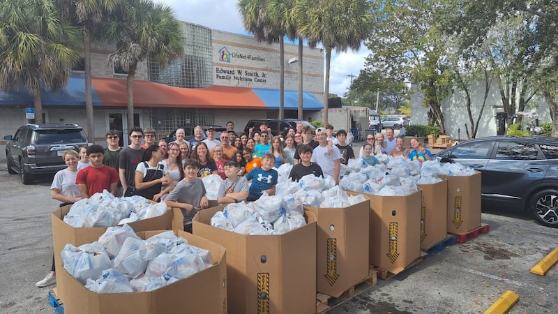 Jovens da Estaca Coral Springs Flórida de A Igreja de Jesus Cristo dos Santos dos Últimos Dias preparam itens doados em Fort Lauderdale, Flórida, no LifeNet4Families, em 13 de fevereiro de 2026.
