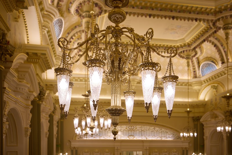 Um lustre na sala celestial do Templo de Salt Lake em Salt Lake City é mostrado na terça-feira, 23 de junho de 2026.