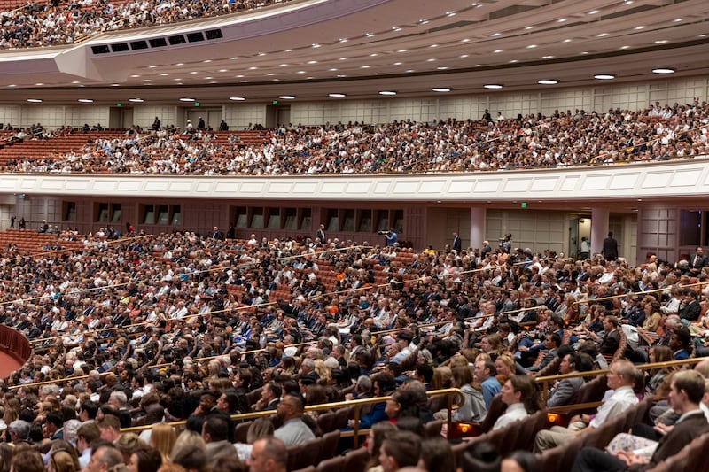 Participantes assistem à sessão da tarde de sábado, dia 1º de outubro de 2022, da conferência geral de A Igreja de Jesus Cristo dos Santos dos Últimos Dias em Salt Lake City.