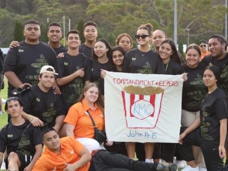 Rapazes e moças santos dos últimos dias de Sydney e Canberra, Austrália, reunidos na conferência Para o Vigor da Juventude em Sydney, em janeiro de 2023.