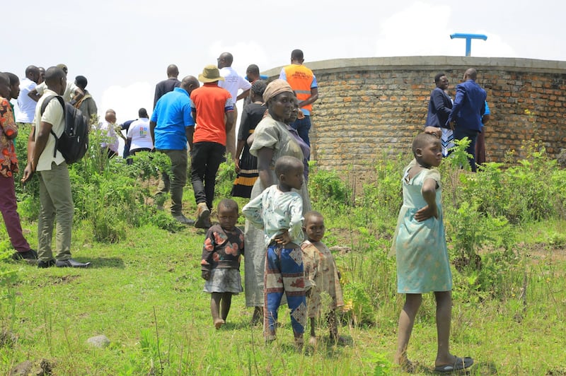 Membros da comunidade juntam-se às equipes do IRC, do Governo Local do Distrito de Kabarole e da Igreja durante uma visita ao tanque de 80.000 litros no Morro Magunga, Paróquia de Bwanika, Uganda, em 30 de setembro de 2025.