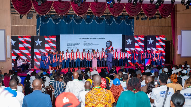 Artistas cantam no palco da oitava Conferência Anual Fortalecendo Famílias, realizada 19–20 de junho de 2026, em Monróvia, Libéria.