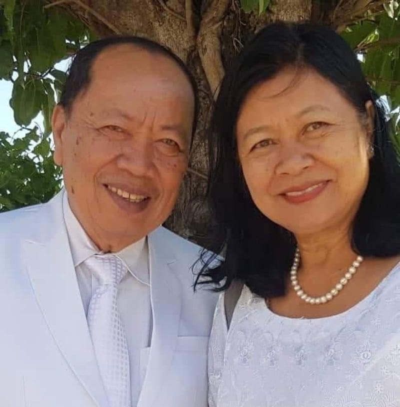Sam Sophon e sua esposa, Chan Sovan, tiram uma foto enquanto assistem à transmissão da dedicação do Templo de Bangkok, Tailândia, em 22 de outubro de 2023, em seu centro de estaca em Phnom Penh, Camboja.