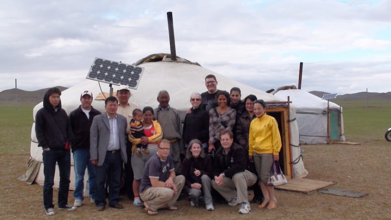 Dr. Raymond Price, no canto inferior direito, posa com a equipe de treinamento de cirurgia laparoscópica em Uvurkhangai, Mongólia, em 2011.