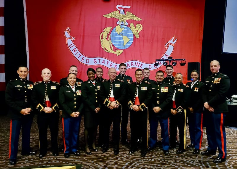 O Major da Marinha dos EUA aposentado Yen Soto, terceiro da esquerda, posa para uma foto com colegas oficiais no Baile do Corpo de Fuzileiros Navais em San Diego, Califórnia, em novembro de 2019.