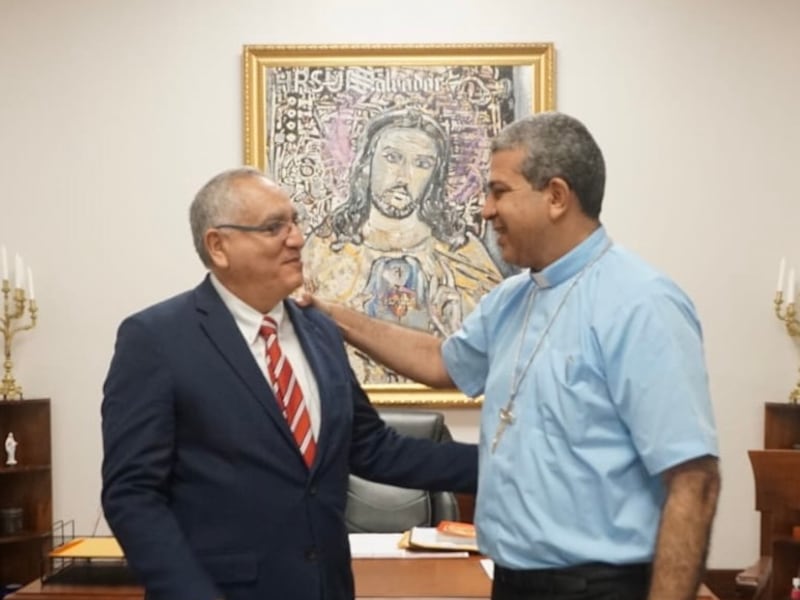 Elder Hugo Montoya, Setenta Autoridade Geral e primeiro conselheiro da presidência da Área do Caribe da Igreja, cumprimenta Monsenhor Carlos Tomás Morel Diplán, arcebispo coadjutor da Arquidiocese de Santo Domingo, República Dominicana.