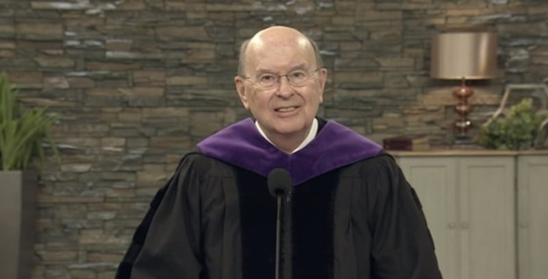 Élder Quentin L. Cook, do Quórum dos Doze Apóstolos, discursa para os formandos durante a 134ª formatura da Ensign College na sexta-feira, dia 9 de abril de 2021.