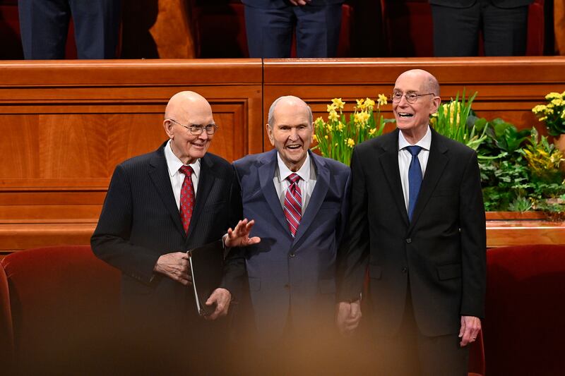 A Primeira Presidência, da esquerda para a direita, Presidente Dallin H. Oaks, primeiro conselheiro; Presidente Russell M. Nelson; e Presidente Henry B. Eyring, segundo conselheiro, cumprimentam a congregação durante a sessão da noite de sábado da 193ª Conferência Geral Anual de A Igreja de Jesus Cristo dos Santos dos Últimos Dias, no Centro de Conferências em Salt Lake City, em 1º de abril de 2023.