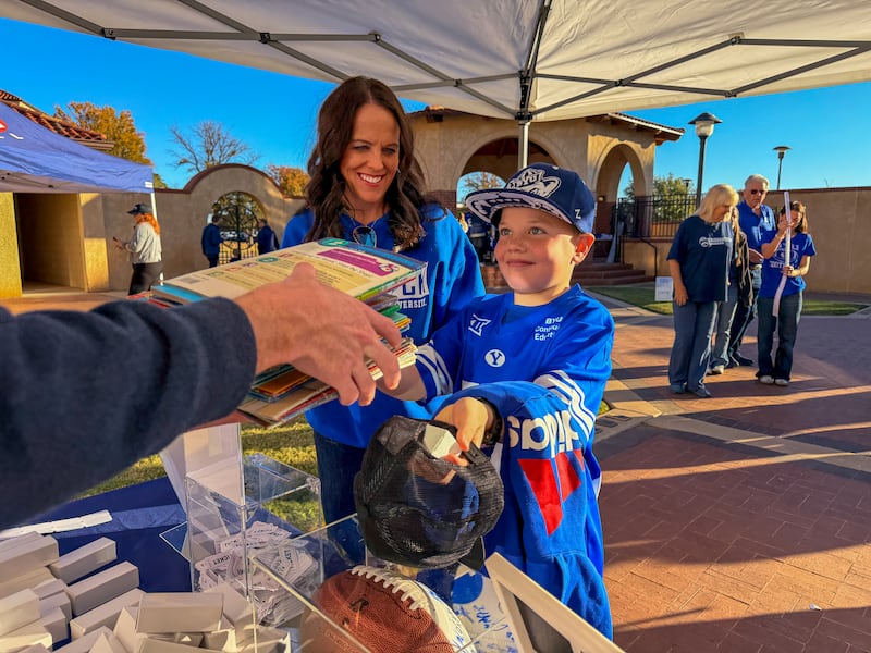 Fãs e ex-alunos da BYU deixam livros para a Literacy Lubbock como parte de um projeto de serviço antes do jogo de futebol americano BYU-Texas Tech em Lubbock, Texas, no sábado, 8 de novembro de 2025.