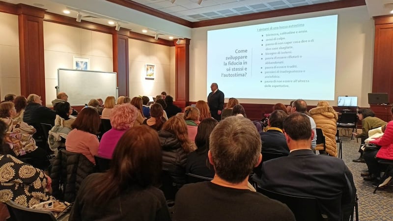 Jovens adultos solteiros santos dos últimos dias participam de uma conferência multiestacas em Roma em fevereiro de 2023.