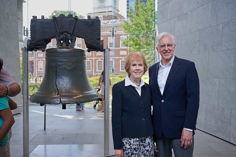 O Presidente D. Todd Christofferson, segundo conselheiro de a Primeira Presidência, e sua esposa, a irmã Kathy Christofferson, estão ao lado de o Sino da Liberdade em Filadélfia, Pensilvânia, na sexta-feira, 12 de junho de 2026.