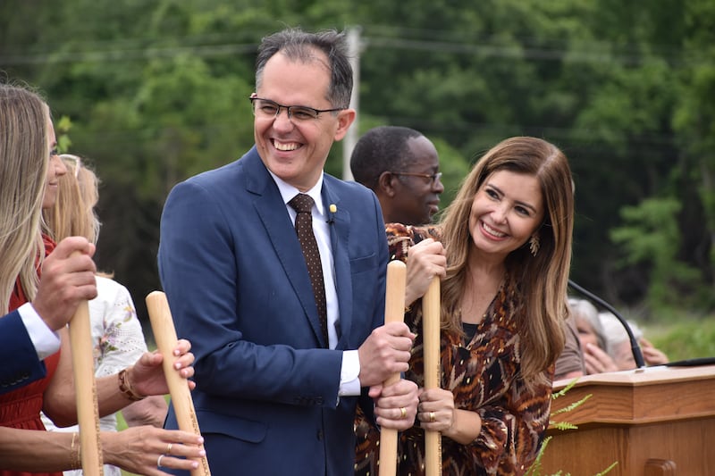 Elder Aroldo B. Cavalcante, um Setenta Autoridade Geral e conselheiro da Presidência da Área Sudeste dos Estados Unidos, e sua esposa, Sister Christiana Cavalcante, juntam-se a outros na cerimônia de inauguração do Templo de Springfield Missouri.
