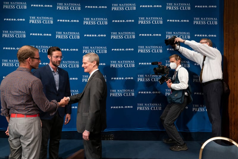 Élder David A. Bednar, membro do Quórum dos Doze Apóstolos de A Igreja de Jesus Cristo dos Santos dos Últimos Dias, cumprimenta os convidados após discursar no National Press Club em Washington D.C., na quinta-feira, 26 de maio de 2022.