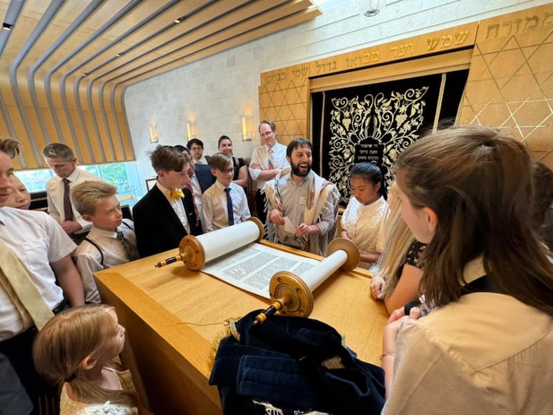 O Rabino Andrew Scheer ensina membros de A Igreja de Jesus Cristo dos Santos dos Últimos Dias sobre a Torá durante uma visita à Sinagoga da Comunidade Judaica do Japão, Distrito de Hiroo, Japão, 17 de maio de 2026.
