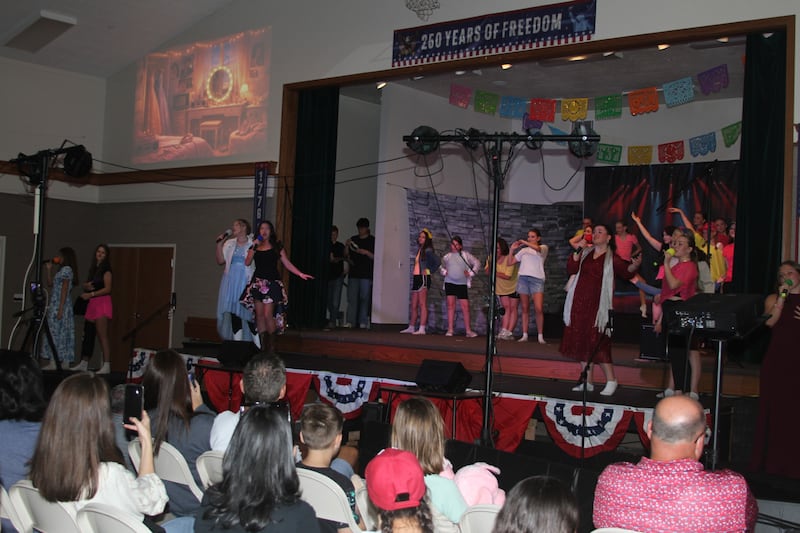 Os jovens da Estaca San Antonio Texas Hill Country apresentam-se em uma apresentação patriótica comemorando 250 anos da América na "Fiesta 2026" em San Antonio, Texas, em 11 de abril de 2026.