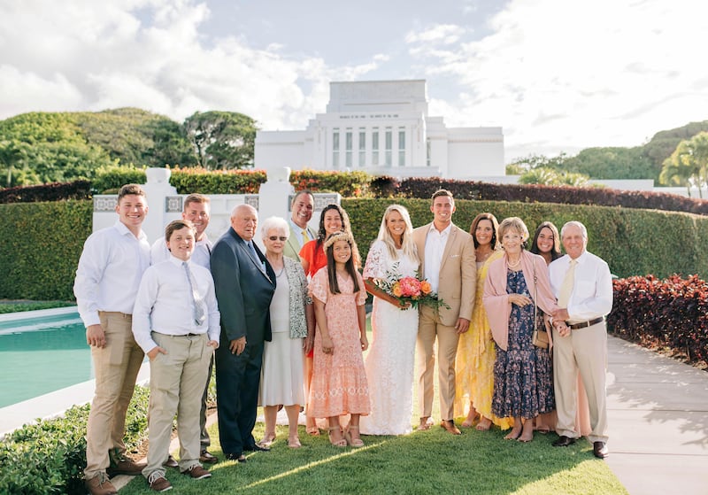 O legendário golfista, Gary Player, à direita, com familiares do lado de fora do Templo de Laie Havaí, após o selamento de seu neto, Luke Hall à sua esposa, Sarah Daley.