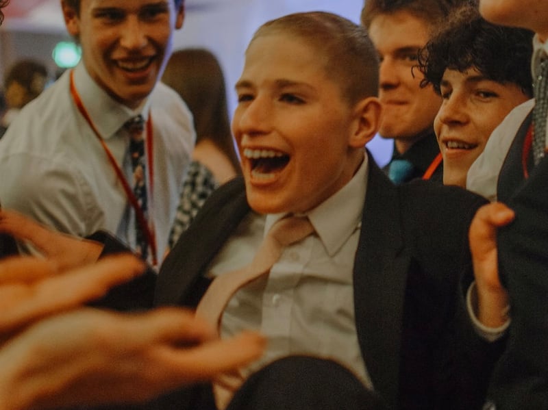 Jovens e pessoas com necessidades especiais reunidos para um Dazzle Prom em Las Vegas, Nevada.