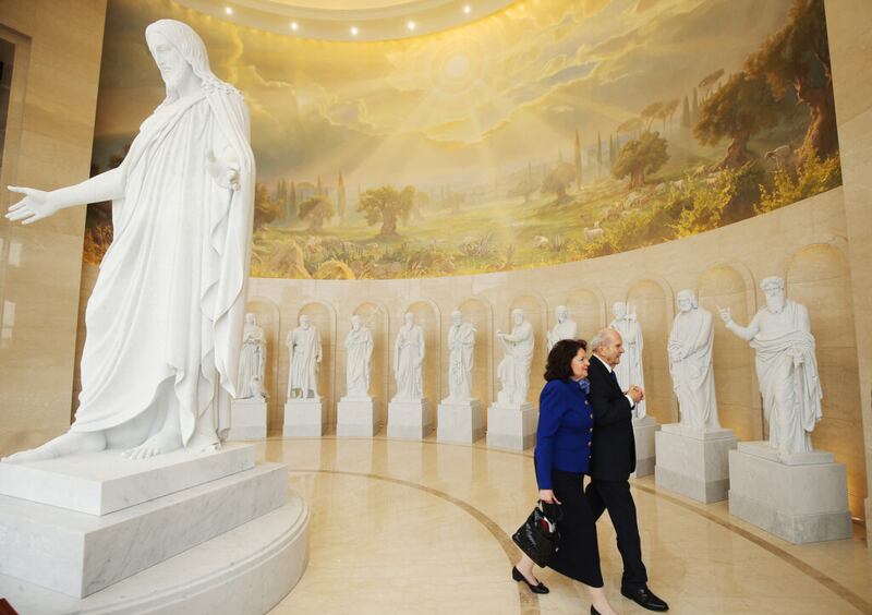 Presidente Russell M. Nelson de A Igreja de Jesus Cristo dos Santos dos Últimos Dias, caminha com sua esposa, a irmã Wendy Nelson, no Centro de Visitantes do Templo de Roma Itália em Roma, Itália, na segunda-feira, 11 de março de 2019.