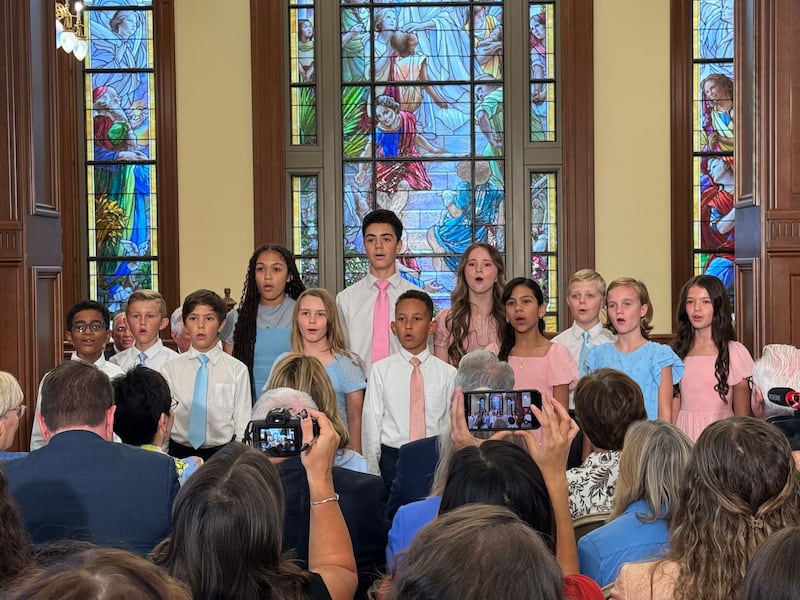 Um coral de crianças canta no evento de mídia terça-feira, 1º de setembro de 2026, em Salt Lake City anunciando o tema "Rejoice in Christ" para o evento de apresentação pública e celebração do histórico Templo de Salt Lake de A Igreja de Jesus Cristo dos Santos dos Últimos Dias.