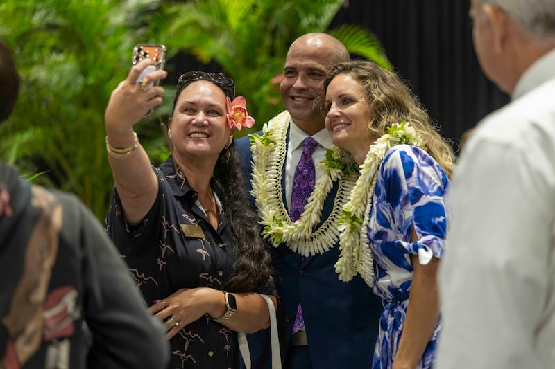 O Presidente da BYU–Hawaii John S.K. Kauwe III e sua esposa, Irmã Monica Kauwe, cumprimentam estudantes e professores após o devocional realizado no Cannon Activities Center em Laie, Hawaii, na terça-feira, 8 de setembro de 2026.