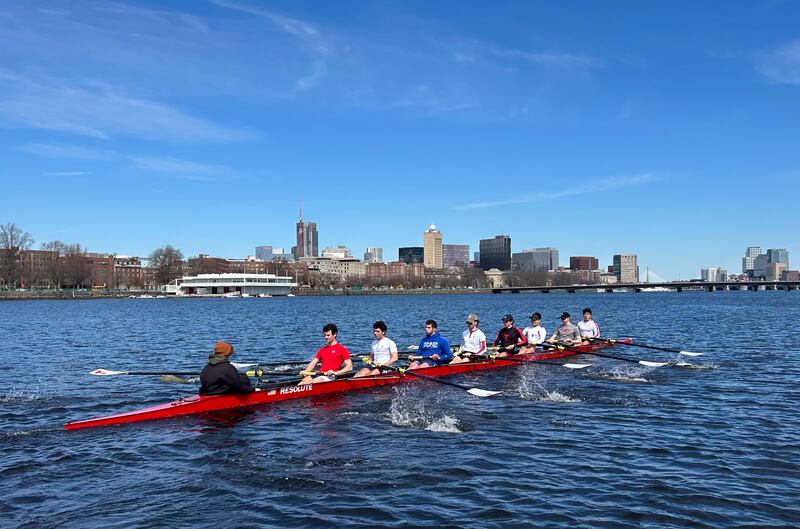 Isaac Clayton rema com seus colegas do MIT no Rio Charles em Cambridge, Massachusetts, quarta-feira, 25 de março de 2026.