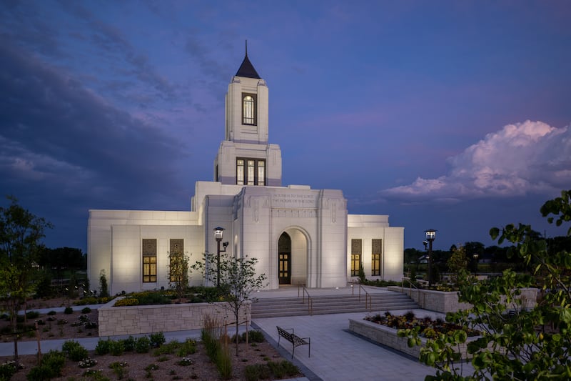 O Templo de Wichita, Kansas, à noite.