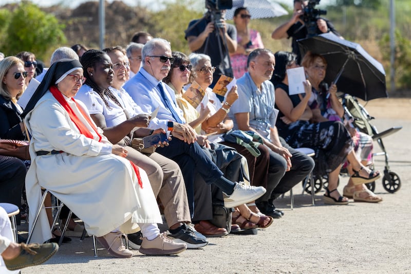 Membros da comunidade, Santos dos Últimos Dias e líderes locais assistem à cerimônia de lançamento da pedra fundamental do Templo de Barcelona Espanha no sábado, 19 de setembro de 2026, em Barcelona, Catalunha, Espanha.