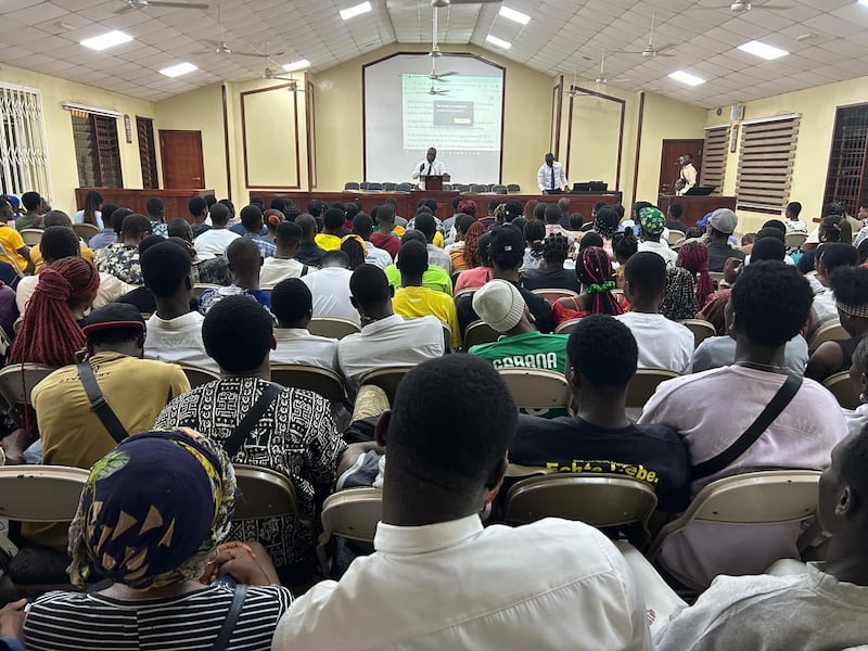Poda Diornité, o diretor de região da França dos Seminários e Instituto para a Área África Oeste, dirige-se a jovens adultos solteiros durante o devocional realizado em Lomé, Togo, em 29 de setembro de 2025.