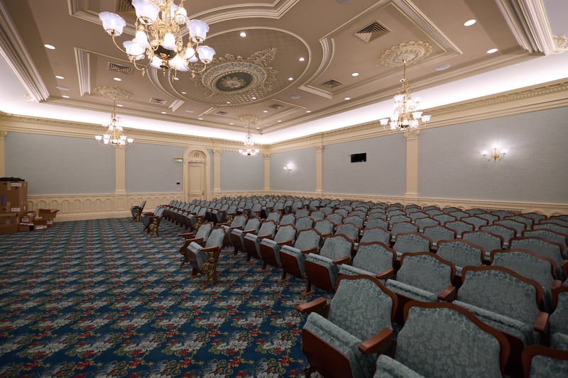 O trabalho de acabamento aproxima-se da conclusão em uma das cinco salas de instrução dentro do histórico Templo de Salt Lake em Salt Lake City na quarta-feira, 24 de junho de 2026.