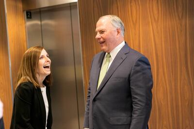 Élder Ronald A. Rasband, do Quórum dos Doze Apóstolos, tem um momento de descontração com a mais nova senadora do Arizona, Martha McSally, durante uma visita a seu escritório na sexta-feira, 18 de outubro de 2019.