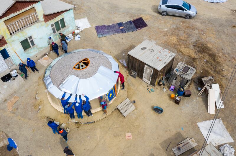 Uma vista aérea de um ger enquanto equipes do BYU Engineering Capstone viajam para Ulaanbaatar, Mongólia.
