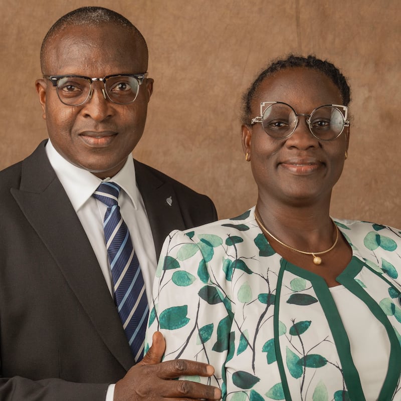 Ayodele Orimisan Ojulari e Olubukola Abiodun Ojulari, que servirão como presidente e companheira da Missão Nigéria Abuja a partir de julho de 2026.