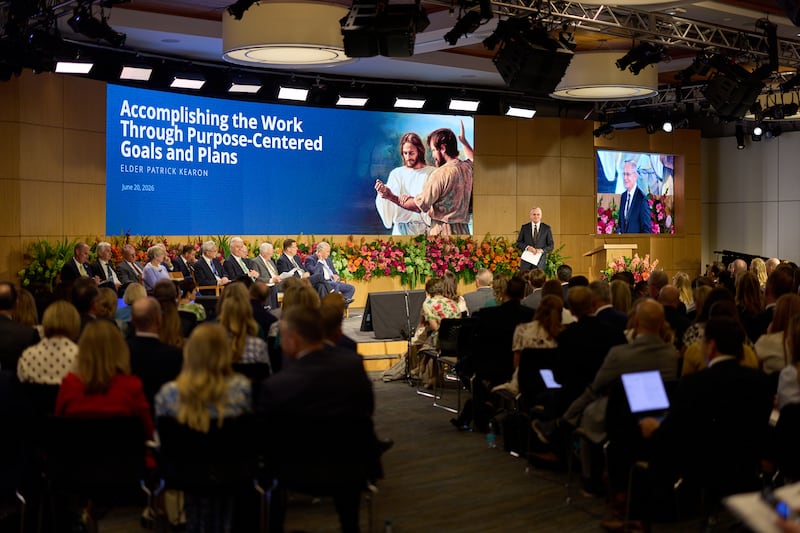 Elder Patrick Kearon, do Quórum dos Doze Apóstolos, discursa no Seminário para Novos Líderes de Missão de 2026, no Centro de Treinamento Missionário de Provo, em Provo, Utah, no sábado, 20 de junho de 2026.