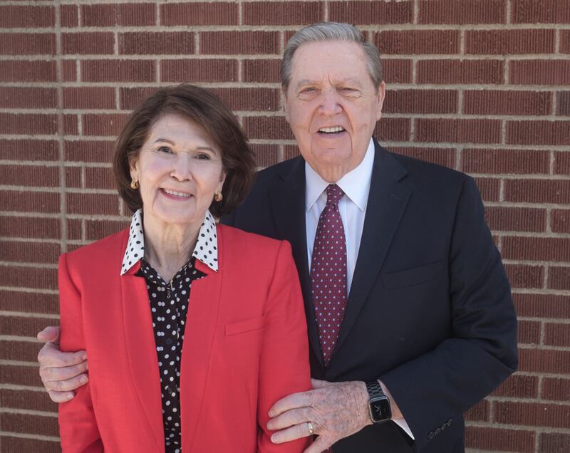 A irmã Patricia Holland, à esquerda, e Élder Jeffrey R. Holland, do Quórum dos Doze Apóstolos de A Igreja de Jesus Cristo dos Santos dos Últimos Dias, posam para uma foto após a conferência da estaca Enterprise Utah em Enterprise, Utah, no domingo, dia 17 de outubro de 2021.