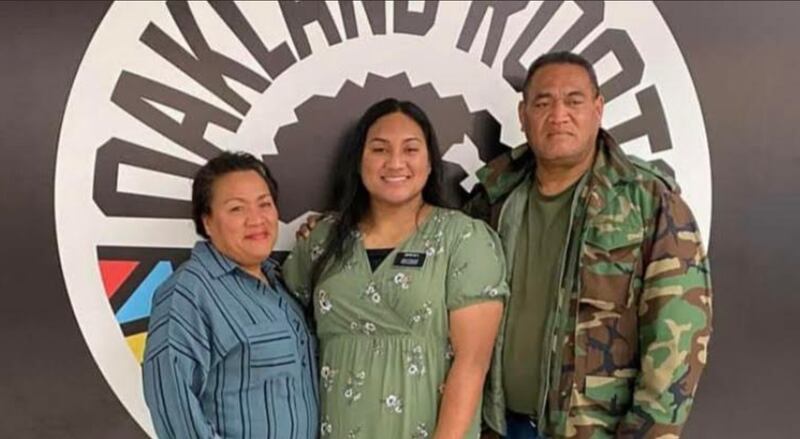 Síster Sela Kata, ao centro, posa para uma foto com seus pais, Moui Kata, à esquerda, e Taniela Kata, à direita, no Aeroporto Internacional de Oakland, em 2 de março de 2022, antes de partir para o Centro de Treinamento Missionário de Provo. Esta foi a última vez que ela viu seu pai pessoalmente.