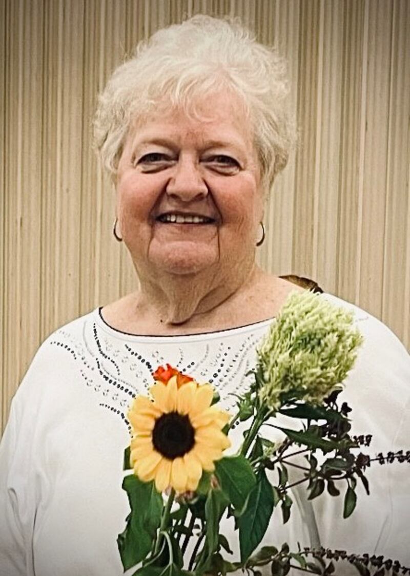 Mary Ann Brady aparece com flores em uma atividade da Sociedade de Socorro da Estaca Baltimore Maryland em 2024.
