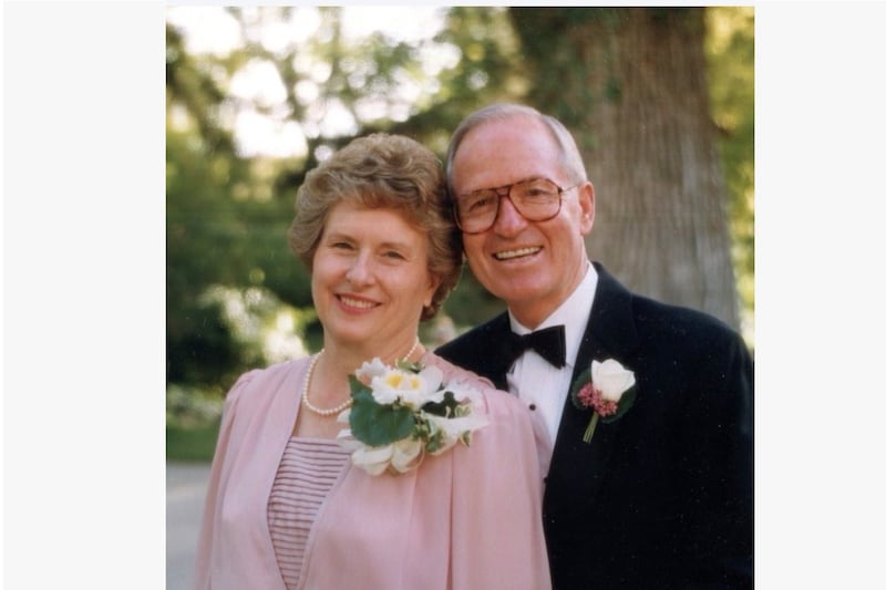 Irmã Shirley Allen Carmack e seu marido, Élder John K. Carmack, que serviu como Setenta Autoridade Geral de 1984 a 2001.