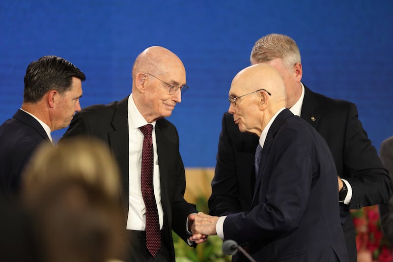 O Presidente da Igreja Dallin H. Oaks, centro à direita, cumprimenta o Presidente Henry B. Eyring, primeiro conselheiro na Primeira Presidência.