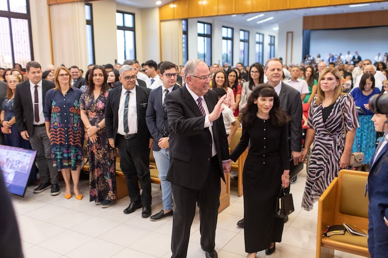 Élder Neil L. Andersen, do Quórum dos Doze Apóstolos, e sua esposa, a irmã Kathy Andersen, cumprimentam os membros antes de uma conferência multiestacas especial em Recife, Brasil, no domingo, 5 de março de 2023.