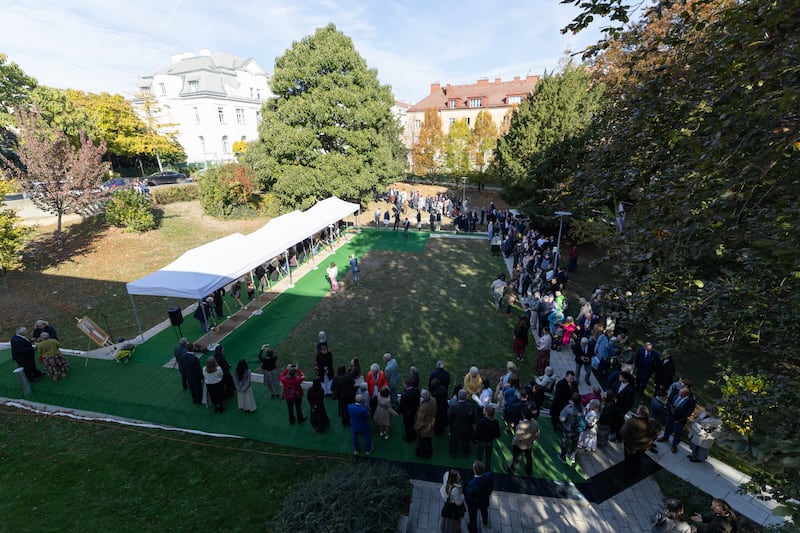 Os participantes se reúnem na cerimônia de marcação do terreno do Templo de Viena Áustria em Viena, Áustria, em 17 de outubro de 2026.