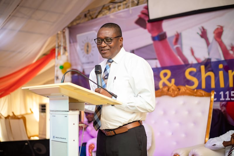 Elder Adeyinka A. Ojediran, um Setenta Autoridade Geral e primeiro conselheiro na presidência da Área Oeste da África, fala em um encontro do YSA em Lagos, Nigéria, 31 de outubro de 2025.