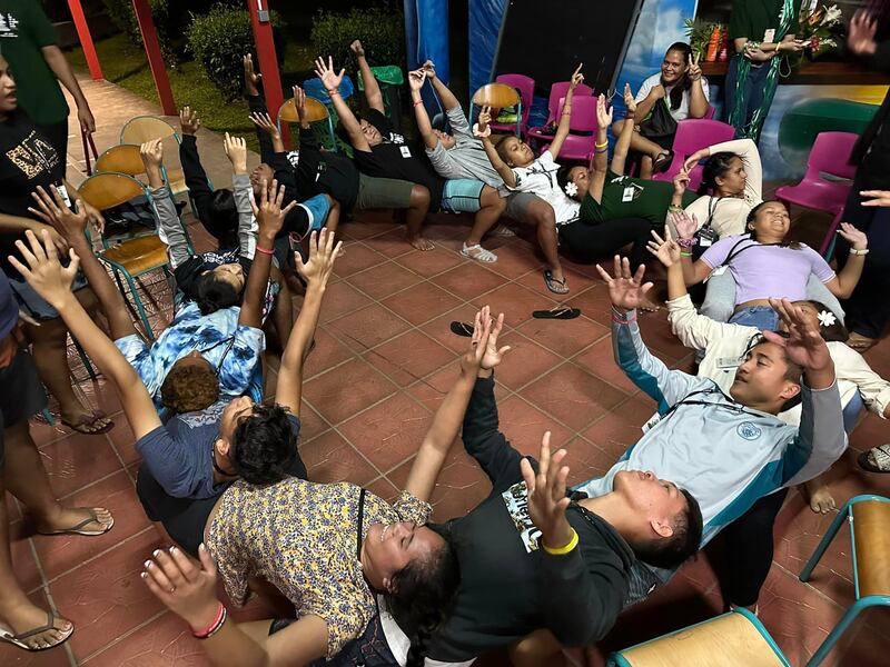 Jovens santos dos últimos dias participam de uma atividade em grupo como parte de uma conferência FSY de cinco dias na Polinésia Francesa, em julho de 2023.