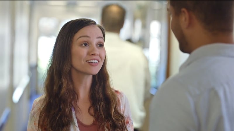 Uma jovem e um jovem conversam no vestíbulo de um prédio da igreja antes da reunião sacramental nesta imagem de um vídeo na biblioteca de mídia da Igreja.