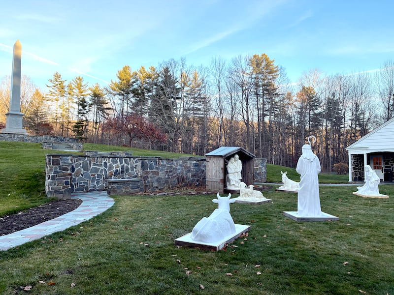 O Local de Nascimento de Joseph Smith em South Royalton, Vermont, apresenta uma cena de Natividade e luzes de Natal nesta foto tirada na noite em que as luzes foram acesas, 29 de novembro de 2025.
