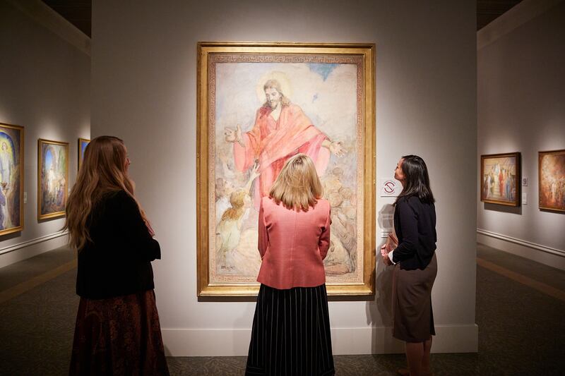 Presidente Camille N. Johnson, presidente geral da Sociedade de Socorro, e sua segunda conselheira, a irmã Kristin M. Yee, observam a pintura de Minerva Teichert, “Cristo em Sua túnica vermelha”, de 1945, em 28 de junho de 2023.