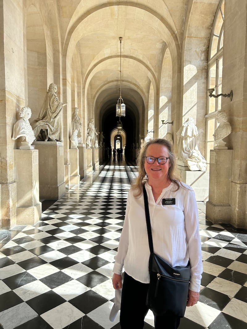 Delys Snyder visita locais de Paris, França, enquanto está em missão com seu marido, Phil Snyder, de 2024 a 2025.