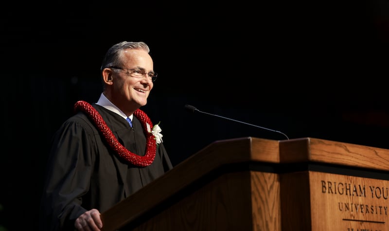 Élder Patrick Kearon, do Quórum dos Doze Apóstolos, discursa na cerimônia de formatura da BYU-Havaí, em 8 de dezembro de 2023.