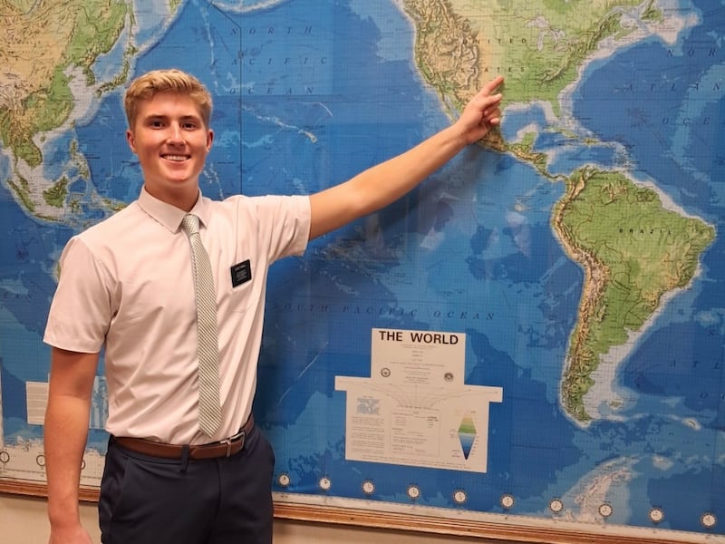 Joshua Farrell aponta para a Missão Cidade de Oklahoma enquanto se prepara para servir sua missão de tempo integral de língua espanhola lá, Provo Utah, 16 de setembro de 2024.