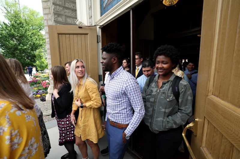 Os participantes do devocional saem do Assembly Hall na Praça do Templo em Salt Lake City na terça-feira, 17 de maio de 2022, depois de ouvirem Presidente Dallin H. Oaks, primeiro conselheiro na Primeira Presidência de A Igreja de Jesus Cristo dos Santos dos Últimos Dias, e Élder Clark G. Gilbert, Setenta Autoridade Geral e Comissário de Educação da Igreja, discursarem em um devocional da Ensign College.